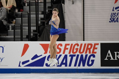 スケートアメリカで演技を披露したグレーシー・ゴールド選手。軽やかなジャンプを見せた＝ロイター