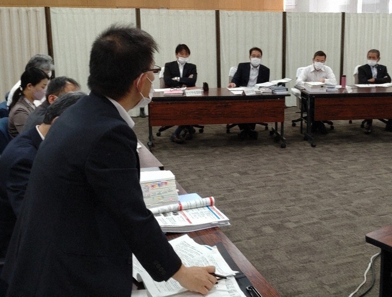 緊急速報メール終了について話す中島・市危機管理課長(手前)