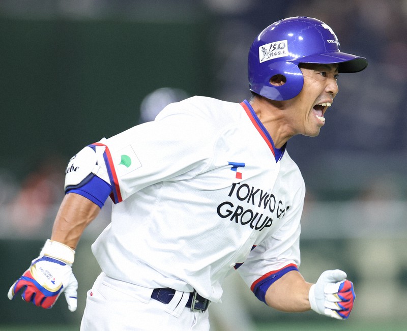 今夏の都市対抗野球大会のJR東海(名古屋市)戦、代打で2点適時打を放ち、ほえる建部選手=東京ドームで2022年7月18日、中川祐一撮影