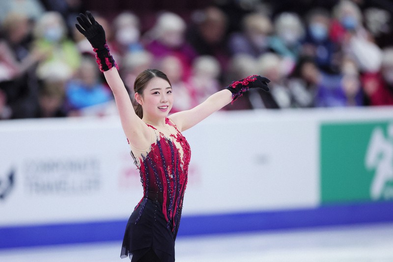 女子SPで演技を終え、あいさつする紀平梨花=カナダ・ミシソーガで2022年10月28日、吉田航太撮影