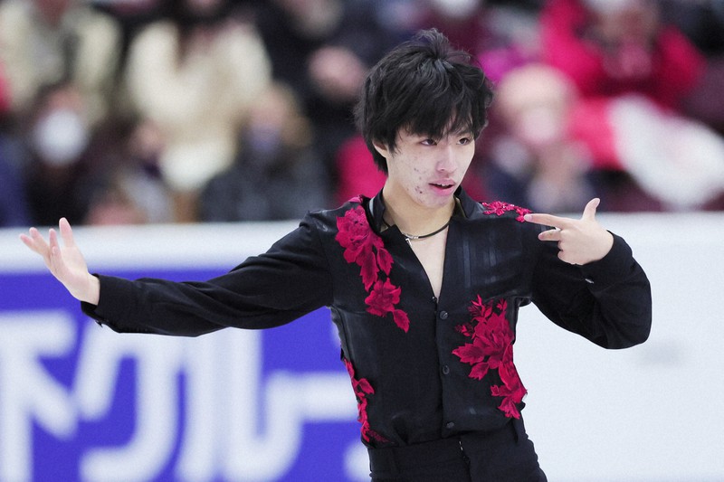 男子SPで演技する三浦佳生=カナダ・ミシソーガで2022年10月28日、吉田航太撮影