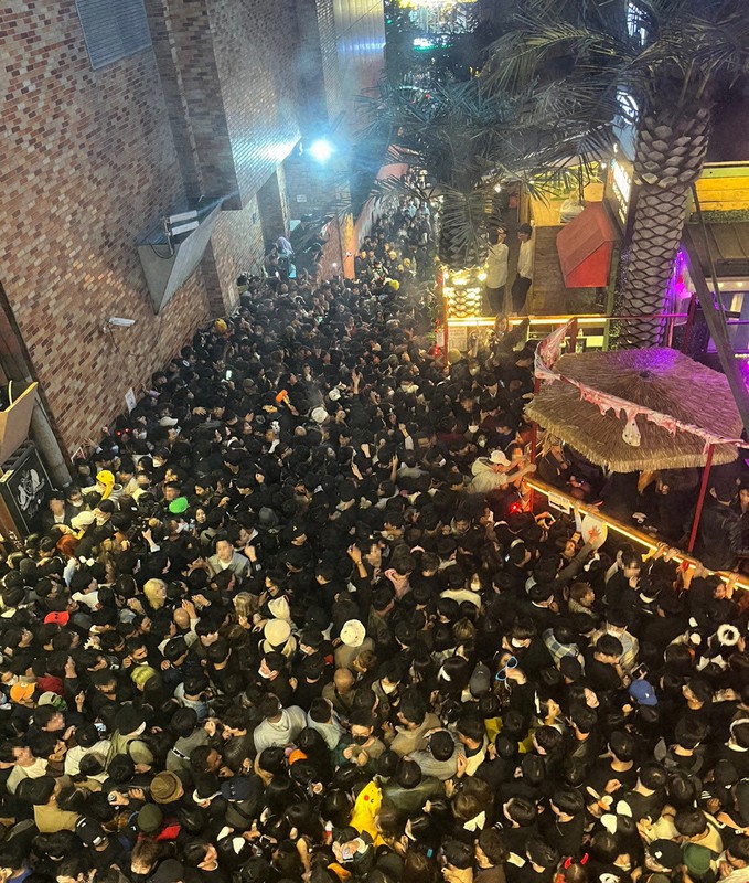 事故が起きる直前、多くの人でごった返す梨泰院の路上=ソウルで2022年10月29日、聯合ロイター(画像の一部が加工されています)