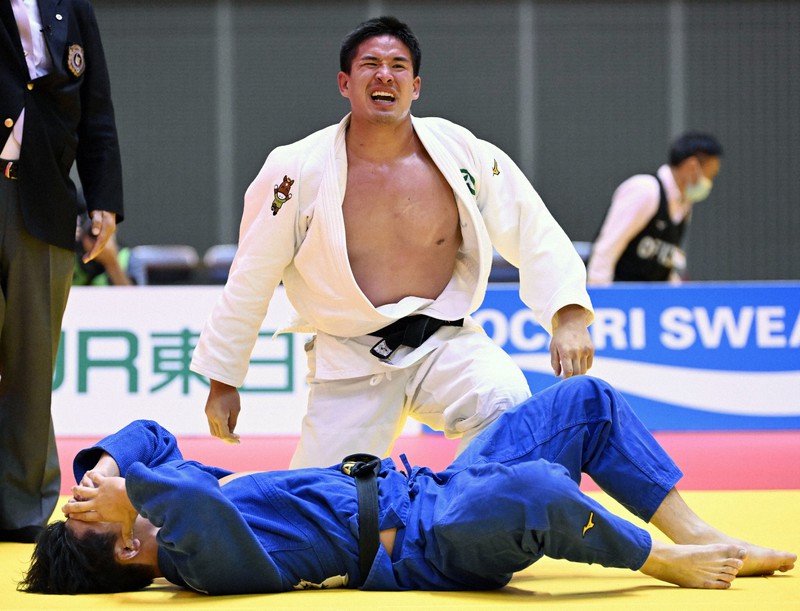 男子90キロ級決勝、向翔一郎(下)を破り優勝したベイカー茉秋=千葉ポートアリーナで2022年10月30日、丸山博撮影