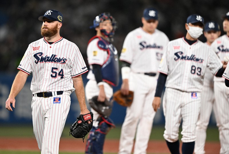 【ヤクルト-オリックス】五回途中までにオリックス打線から5点を奪われ、マウンドを降りるヤクルトの先発・サイスニード(左)=神宮球場で2022年10月30日、西夏生撮影