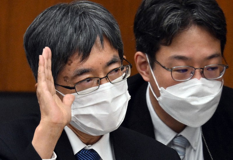 衆院政治倫理・公選法改正特別委員会で立憲民主党の後藤祐一氏の質問に答えるため挙手する寺田稔総務相=国会内で2022年10月31日午後1時12分、竹内幹撮影