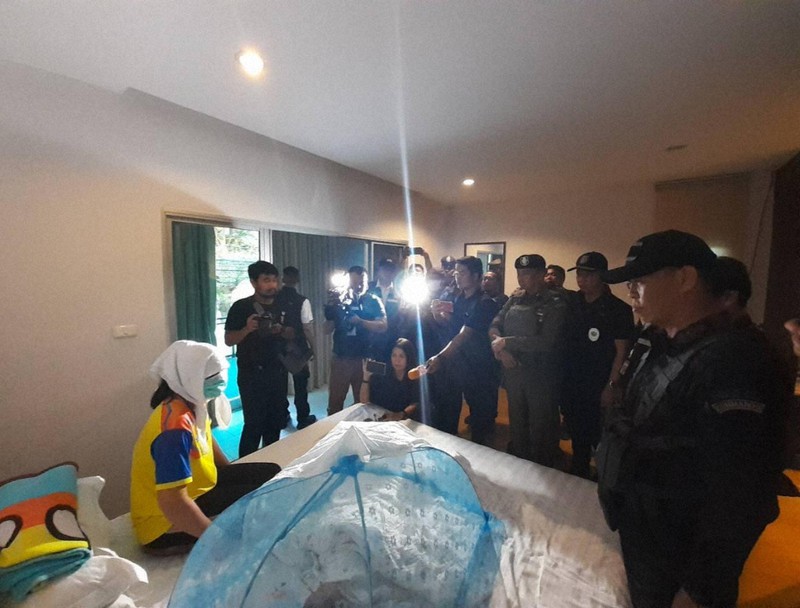 タイ警察などの捜査で逮捕された代理母(左)と虫よけカバーの下で発見された生後30日の赤ちゃん(中央)。本文中で説明した2021年夏のケースとは別の事案=バンコクで2020年2月13日、タイ警察特務904部隊提供