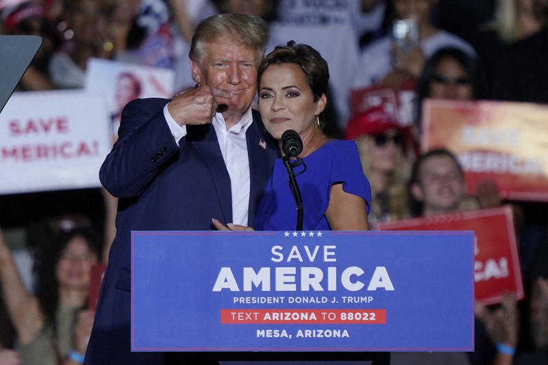 トランプ前米大統領(左)は西部アリゾナ州での選挙集会で共和党の州知事候補カリ・レーク氏と抱き合い、支持を訴えた=同州メサで2022年10月9日、AP