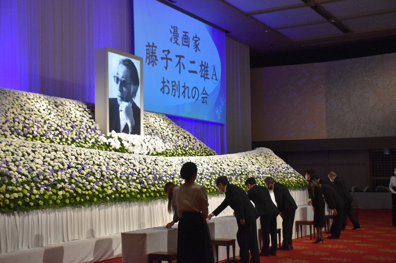 藤子不二雄Ⓐさんの遺影を前に献花する参列者ら=東京都港区で2022年10月31日、諸隈美紗稀撮影