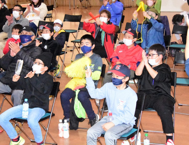 パブリックビューイングでは子どもたちも「オリックス頑張れ」と声を張り上げた=北秋田市で2022年10月30日、田村彦志撮影