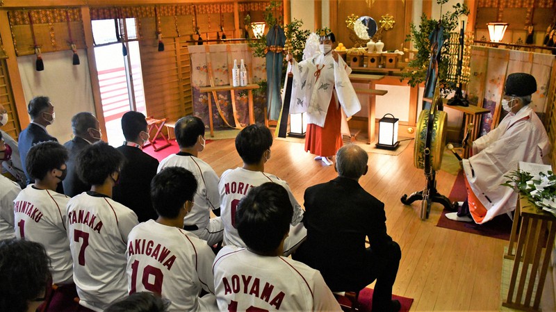 勝ち運の神様として崇敬を集める太郎坊宮で必勝祈願をするカナフレックスの監督や選手ら=滋賀県東近江市小脇町の太郎坊宮で2022年10月17日午前10時37分、礒野健一撮影