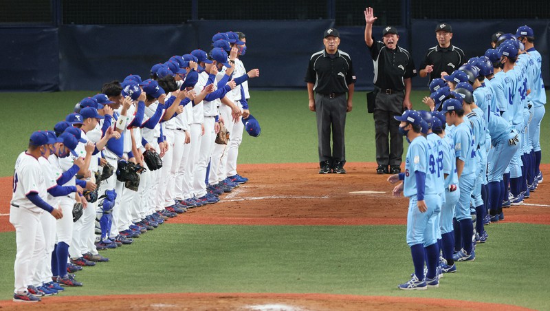【大阪ガス-東京ガス】熱戦を繰り広げた大阪ガス(右)と東京ガス=京セラドーム大阪で2022年10月31日、中川祐一撮影