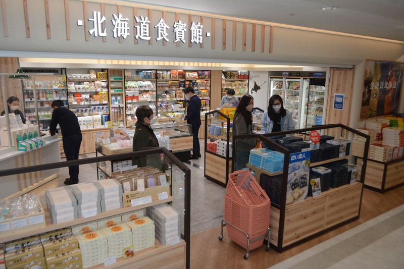 北海道食賓館で商品を選ぶ買い物客ら=千葉県成田市の成田空港で2022年10月19日午後4時54分、中村宰和撮影