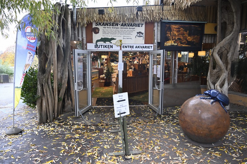 スカンセン野外博物館内の水族館入り口=ストックホルムで2022年10月24日、AP
