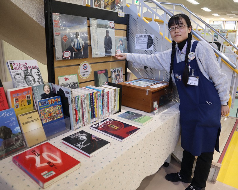 岡山県笠岡市立図書館で開催している「レコードと読書」を紹介する司書の森山智代さん=同市六番町で2022年10月26日午後3時38分、堤浩一郎撮影