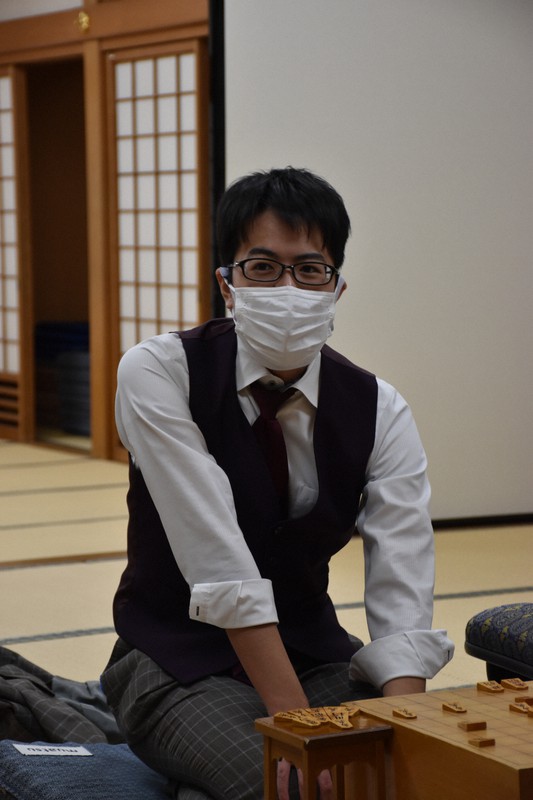 将棋の第53期新人王戦で優勝した服部慎一郎五段=大阪市福島区の関西将棋会館で2022年11月1日、新土居仁昌撮影