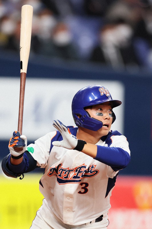 【西部ガス-NTT東日本】五回裏NTT東日本無死満塁、内山が2点二塁打を放つ=京セラドーム大阪で2022年11月1日、中川祐一撮影