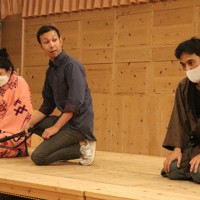 「喜劇　人類館」の上演に向けて稽古（けいこ）する出演者。「調教師ふうな男」（中央）が「陳列された男と女」をさげすむ場面＝那覇市で2022年10月11日、比嘉洋撮影