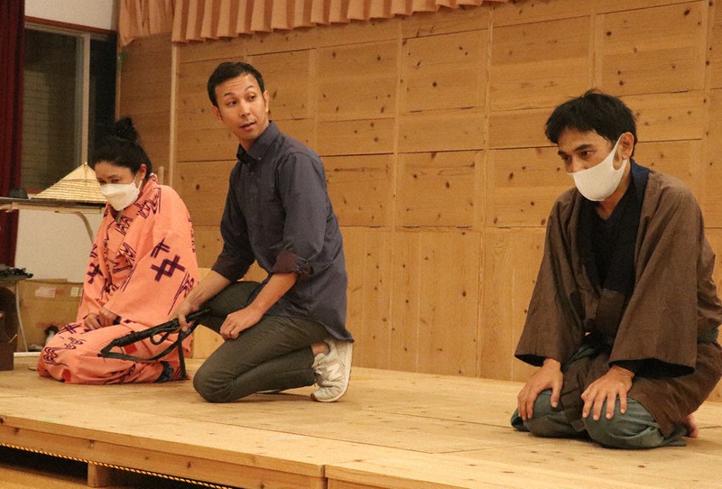 「喜劇　人類館」の上演に向けて稽古（けいこ）する出演者。「調教師ふうな男」（中央）が「陳列された男と女」をさげすむ場面＝那覇市で2022年10月11日、比嘉洋撮影