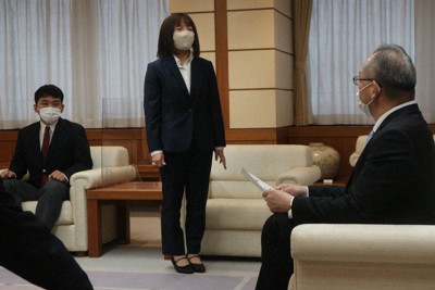 13日に開かれる全日本女子学生剣道優勝大会の準備状況について石黒直樹市長（右）に報告する大会実行委員長の杉浦志織さん（中）ら＝愛知県春日井市役所で