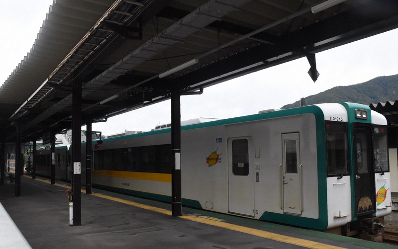 宮城県と山形県を結ぶJR陸羽東線。JR東日本によると、2020年度は一部区間で100円稼ぐのに2万円超の費用がかかっていた=宮城県大崎市で2022年10月6日午後0時2分、井川諒太郎撮影