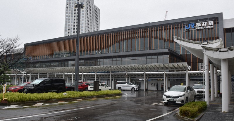 2024年春に延伸予定の北陸新幹線が停車するJR福井駅の新駅舎=福井市で2022年10月7日午前11時3分、井口彩撮影