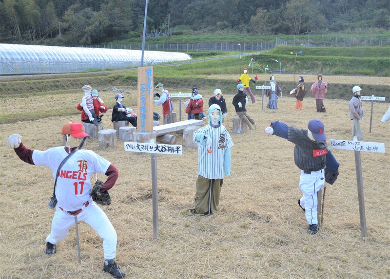 宮崎県美郷町の田んぼに登場したユニークなかかし=同町西郷の国道327号沿いで2022年10月29日午後4時8分、重春次男撮影