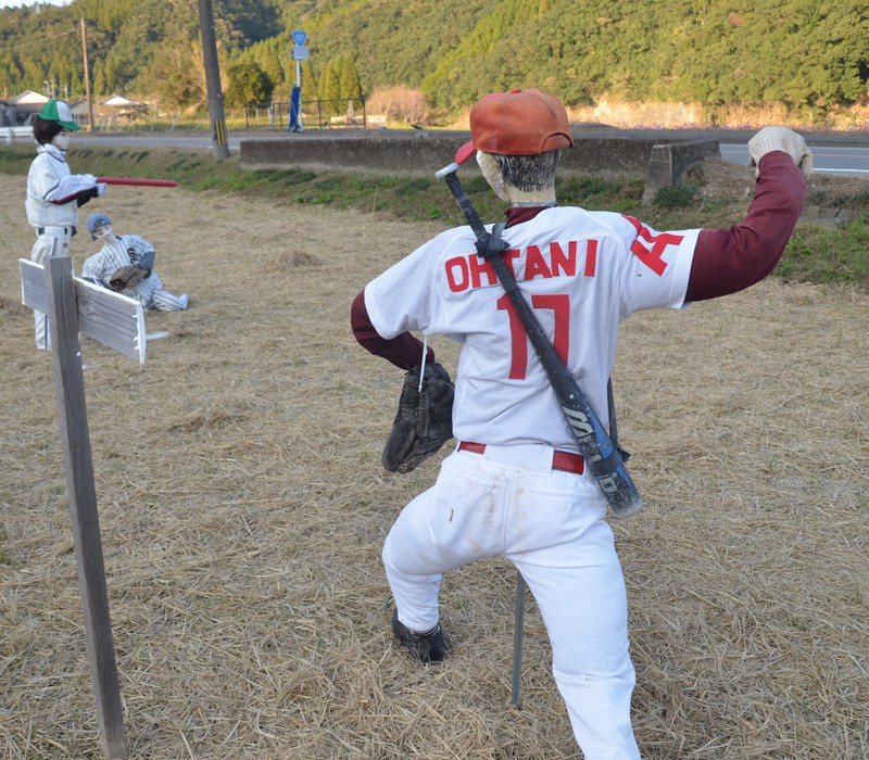 岡山学芸館や優勝年代の移動着です！上下に変更！ 大谷翔平選手、山本由伸投手…ユニークかかし90体登場 宮崎 [写真