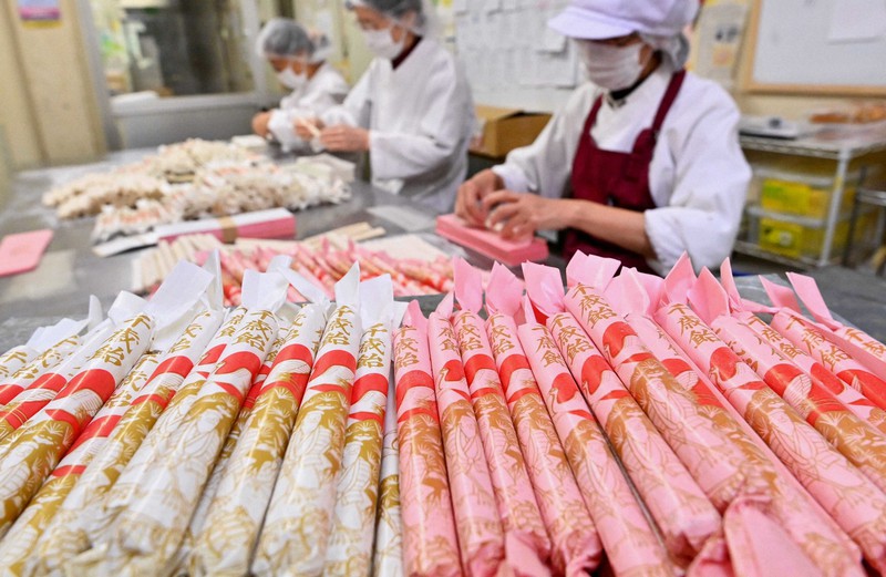 製造が最盛期を迎えている「千歳あめ」=福岡県朝倉市の「阿さひ飴本舗菓蔵家」で2022年10月31日、平川義之撮影