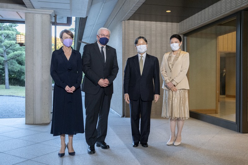 ドイツのシュタインマイヤー大統領夫妻を出迎えられる天皇、皇后両陛下=皇居・御所で2022年11月2日(宮内庁提供)