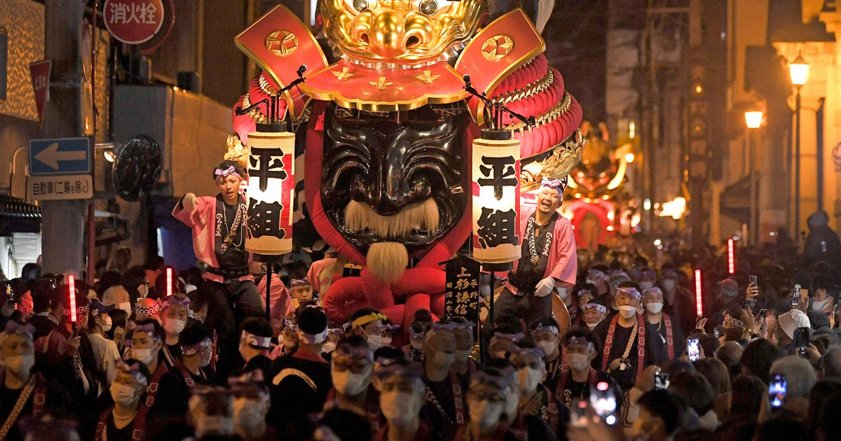 唐津くんち開幕、幻想の旧城下町 33年ぶり修復「赤獅子」参加 | 毎日新聞