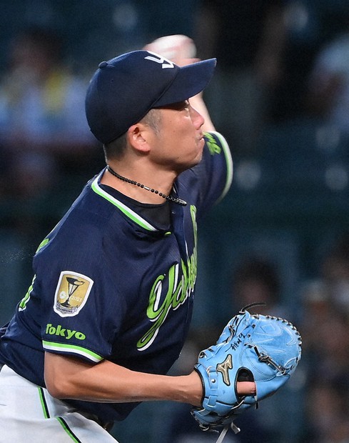 f*m様 プロ野球選手　グローブ もっと社会人野球：投手のおしゃれな「相棒」に注目 カラフルなグラブ
