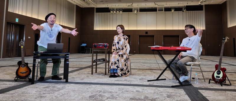 「シーズン2」初回放送(11月6日午後9時)の一場面。左からマキタスポーツさん、ゲストの河村唯さん、スージー鈴木さん=BS12トゥエルビ提供