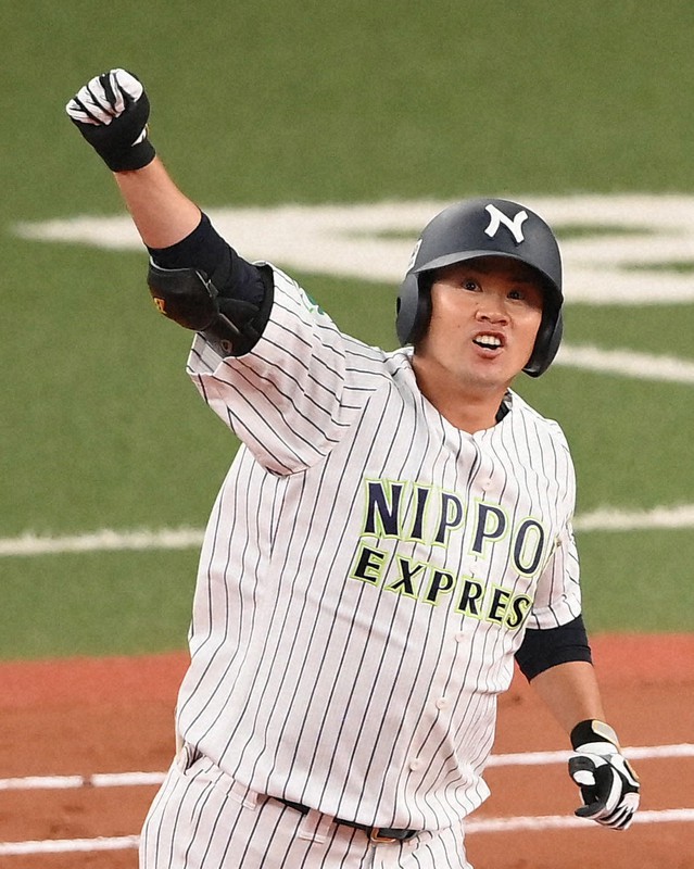【カナフレックス-日本通運】一回裏日本通運無死一塁、大谷が右越え2点本塁打を放ち、拳を突き上げる=京セラドーム大阪で2022年11月2日、山田尚弘撮影