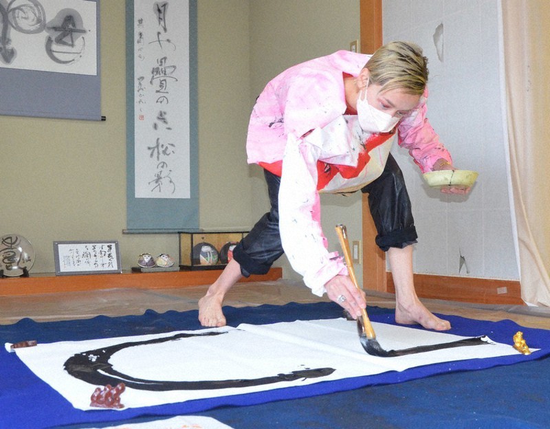 茅ヶ崎市内の書道教室で、大字の作品に挑むバルバラ・コルニエバさん=神奈川県茅ケ崎市矢畑で2022年10月14日、田中成之撮影