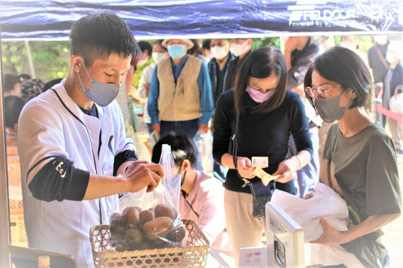 震災前まで使っていた直売所で、避難先の千葉県香取市で作ったキウイを売る関本元樹さん(左)と母典子さん(右)=福島県大熊町のフルーツガーデン関本で2022年11月3日午後0時14分、尾崎修二撮影