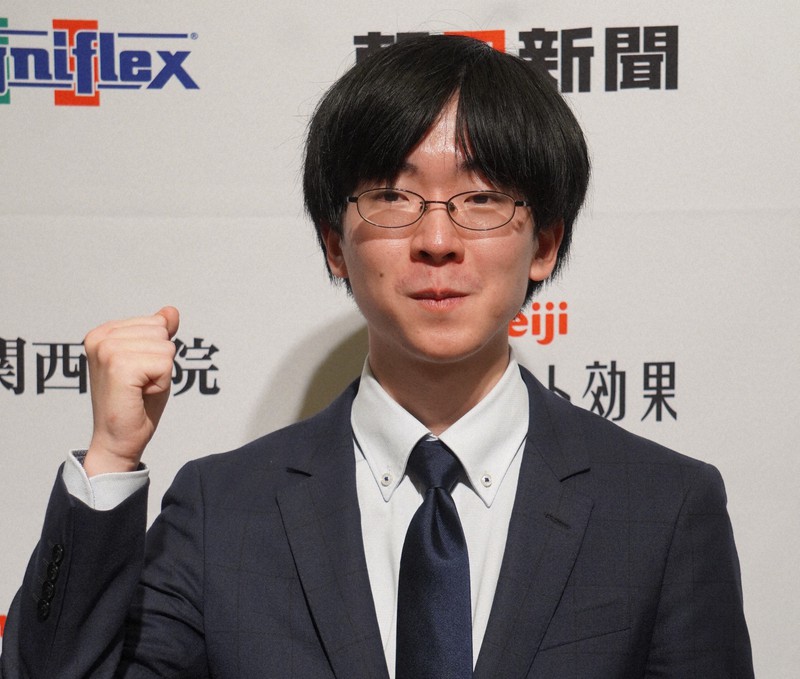 3期ぶりに名人を奪取し、ガッツポーズする芝野虎丸新名人=甲府市の常磐ホテルで2022年11月3日、武内亮撮影