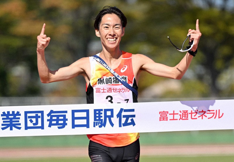 1位でフィニッシュする黒崎播磨のアンカー・中村優吾=北九州市八幡西区の本城陸上競技場で2022年11月3日、平川義之撮影