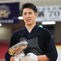 初優勝し、天皇杯を手に笑顔を見せる村上哲彦＝東京・日本武道館で2022年11月3日、手塚耕一郎撮影
