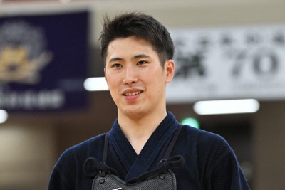 初優勝し、天皇杯を手に笑顔を見せる村上哲彦＝東京・日本武道館で2022年11月3日、手塚耕一郎撮影
