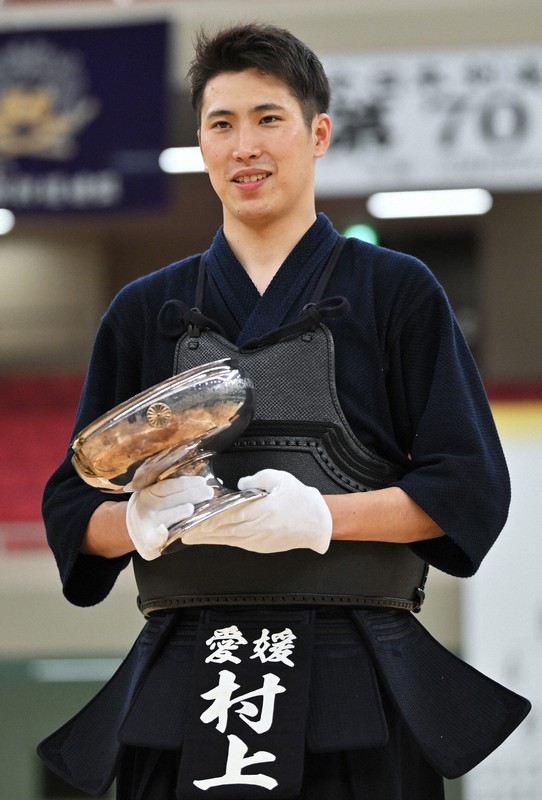 初優勝し、天皇杯を手に笑顔を見せる村上哲彦=東京・日本武道館で2022年11月3日、手塚耕一郎撮影
