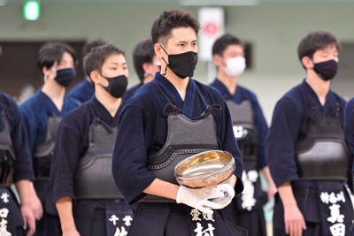 初優勝し、閉会式で天皇杯を手にする村上哲彦＝日本武道館で2022年11月3日、手塚耕一郎撮影