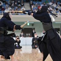決勝で安藤（左）に2本目のメンを決め、初優勝した村上＝手塚耕一郎撮影