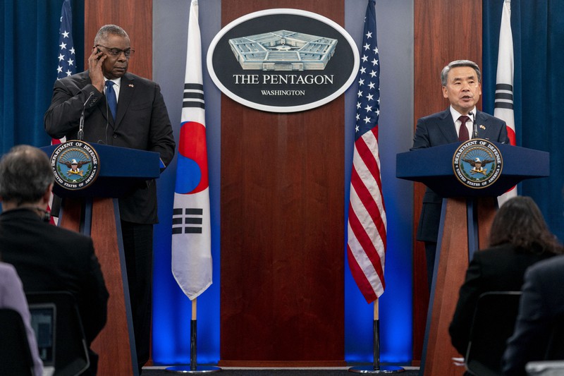 記者会見に臨むオースティン米国防長官(左)と韓国の李鐘燮国防相=ワシントンで2022年11月3日、AP