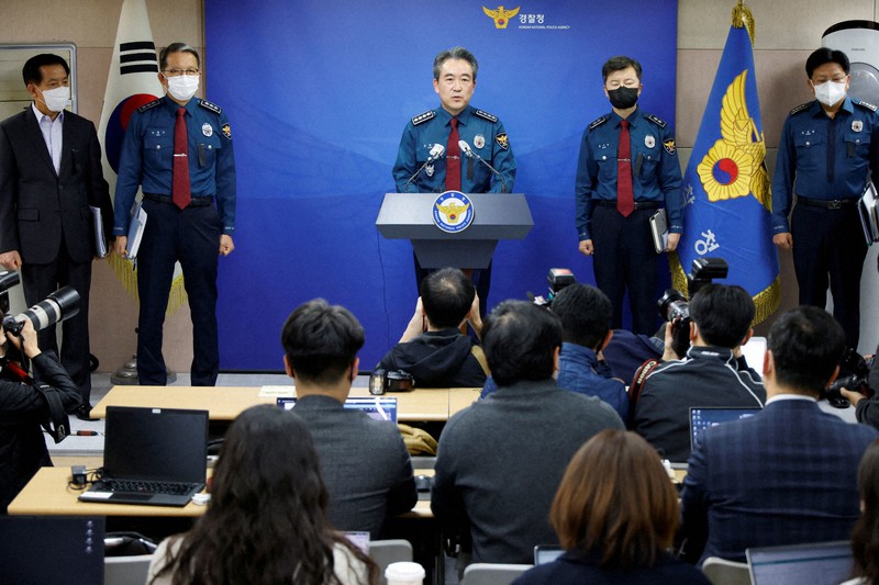 雑踏事故後、記者会見に臨む尹熙根警察庁長官(中央)=ソウルで2022年11月1日、ロイター
