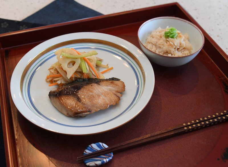 ブリの照り焼きとしゃきしゃき野菜(左)とショウガご飯=大阪市北区で2022年10月21日、加古信志撮影