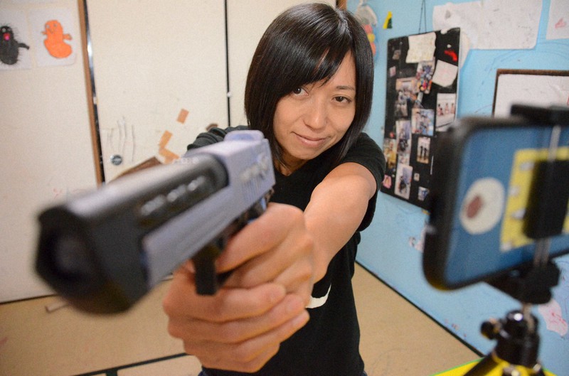 おもちゃの拳銃を手に「子育てあるある」をしゃべりまくる動画が人気の竹田美弥子さん=静岡県富士市で2022年10月21日午前11時7分、最上和喜撮影