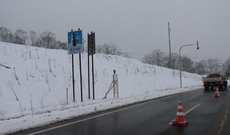 今季初めて雪が積もった北海道旭川市と幌加内町境の江丹別峠=2022年11月4日、土屋信明撮影
