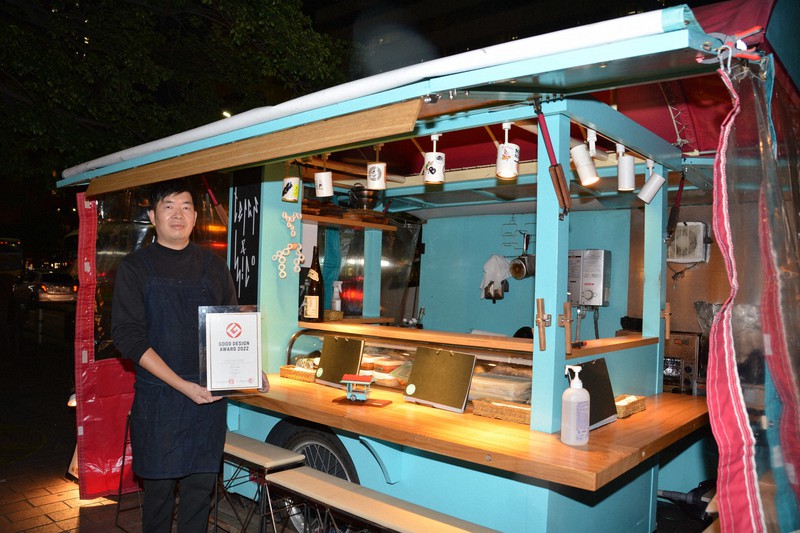 グッドデザイン賞を受賞した屋台「Telas&mico」と店主の久保田鎌介さん=福岡市中央区で2022年10月20日午後6時24分、野間口陽撮影