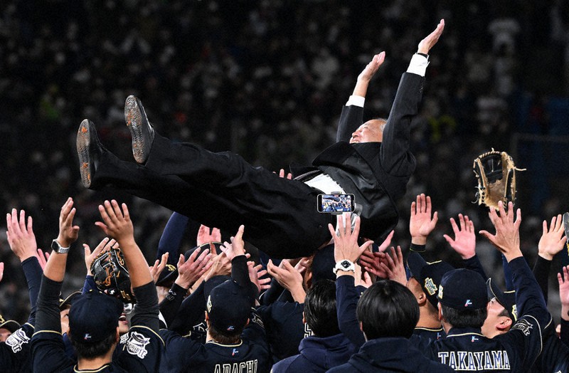 日本一になり、選手らから胴上げされるオリックスの宮内義彦オーナー=神宮球場で2022年10月30日、西夏生撮影