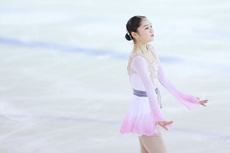 女子SPで演技を終え、あいさつする江川マリア選手=前橋市のALSOKぐんまアイスアリーナで2022年11月4日、吉田航太撮影